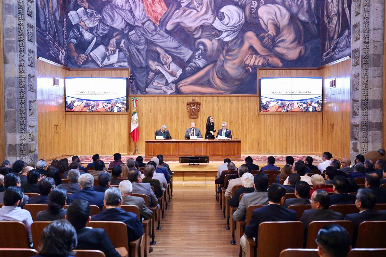 Integrantes del presidium frente a asistentes en auditorio