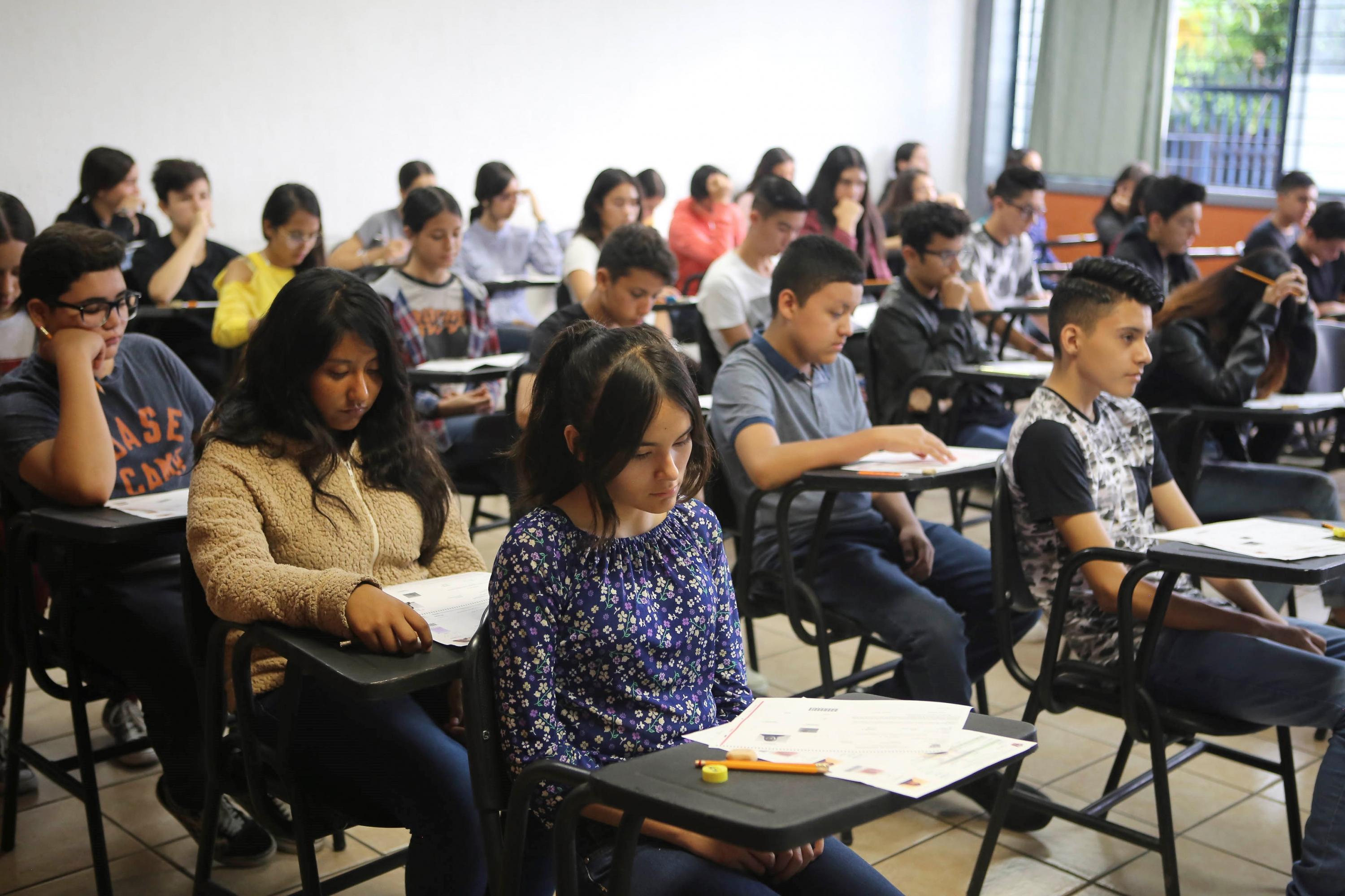 Aspirantes realizando prueba Piense II