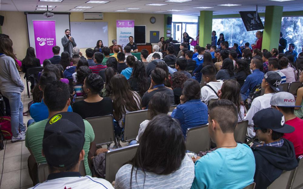 Semana académica de Letras para Volar llega a la Preparatoria de Tonalá
