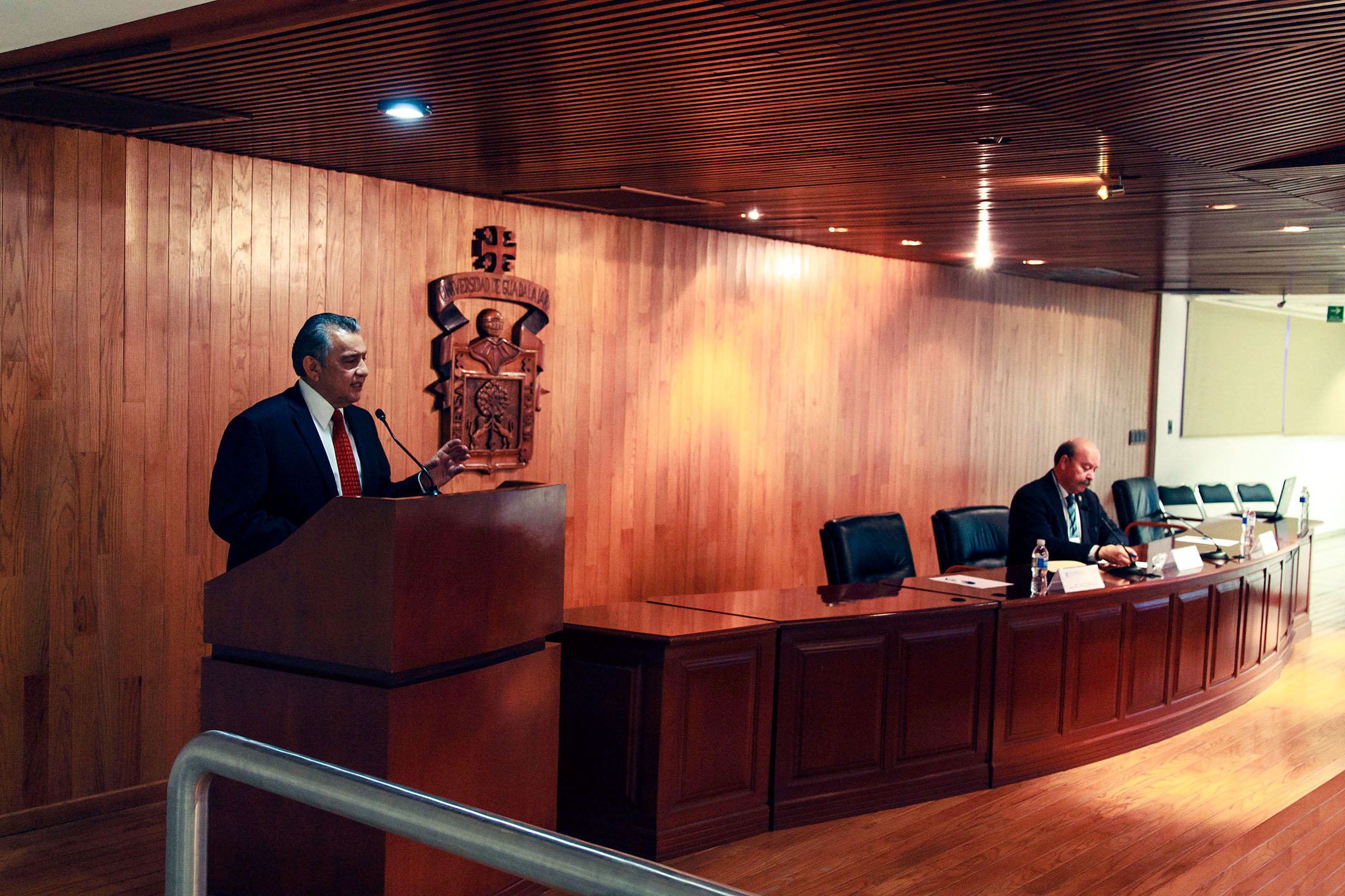 76 protocolos de investigación sobre ejes como violencia y conductas de riesgo, abandono escolar, buenas prácticas docentes, desarrollo psicosocial del joven, y desarrollo de aprendizajes fueron presentados esta mañana durante el Coloquio "La investigación educativa en el SEMS".  Impulsar a docentes para que realicen actividades de investigación y fomentar proyectos que generen conocimiento responde a la necesidad de estudiar los entornos y los esquemas de trabajo en beneficio de los bachilleres, mencionó e