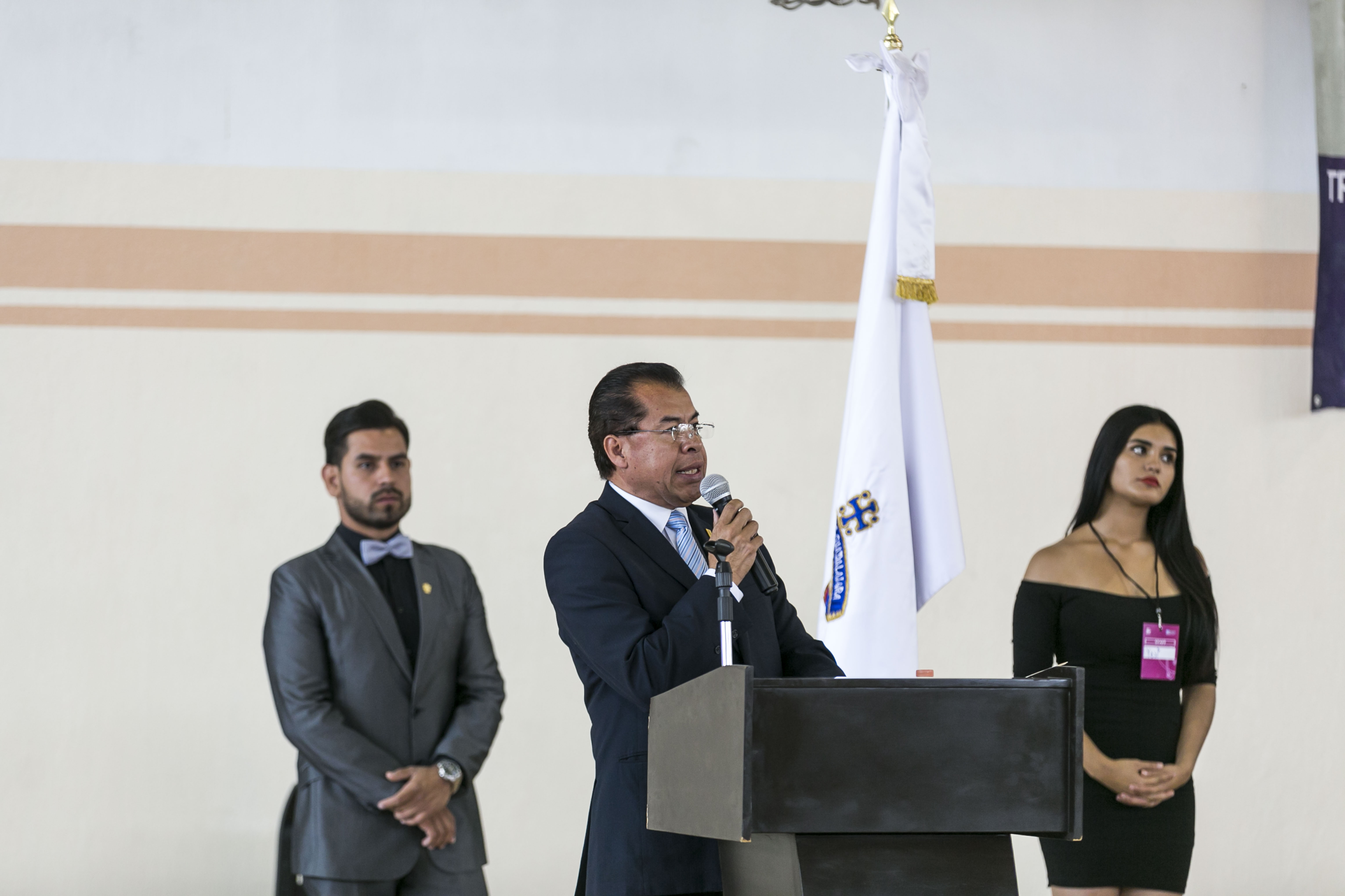 Director del plantel, Maestro Nicolás Alonso Estrella, en el podium de la inauguración de la expo ciencia