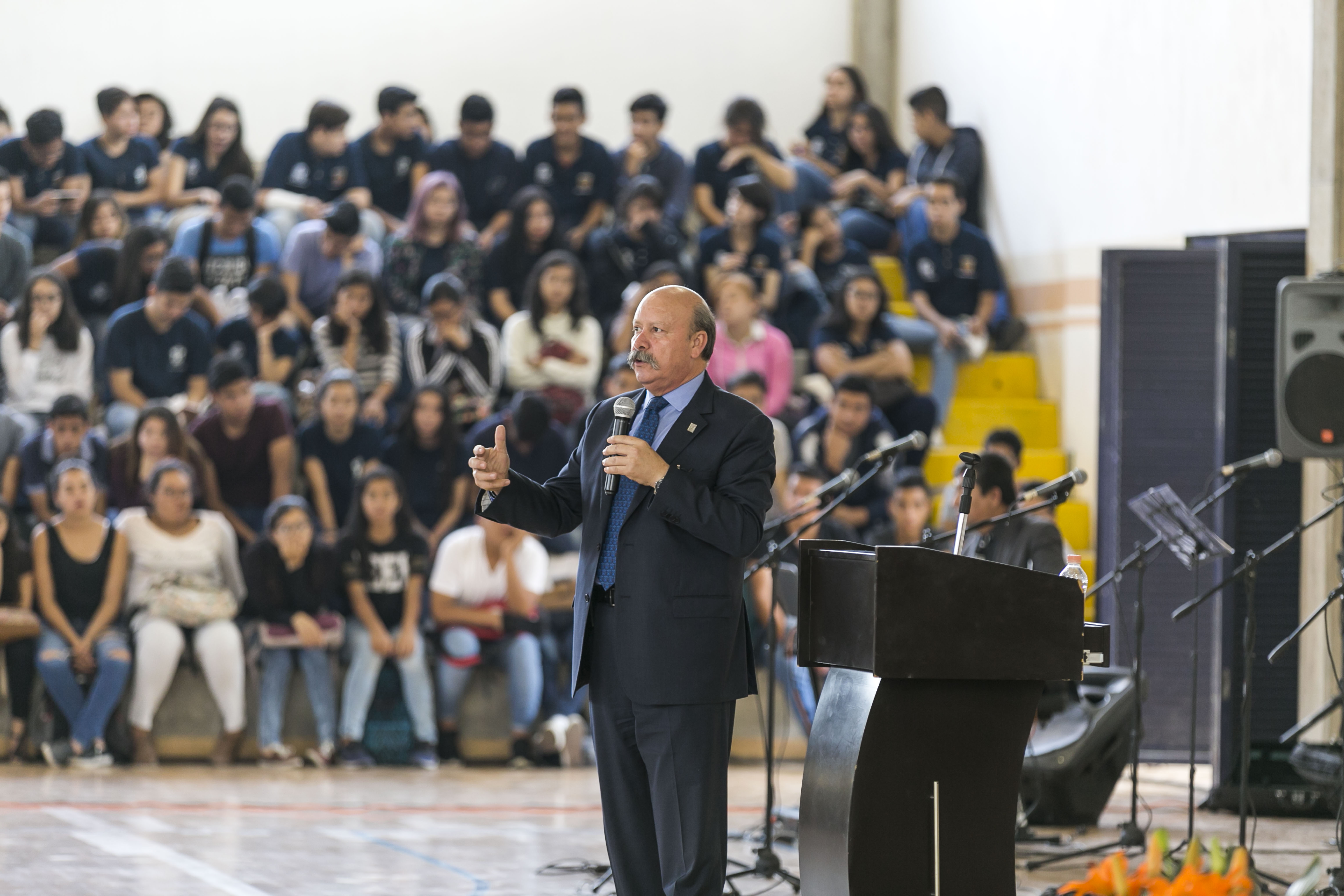 Director del SEMS, Maestro Javier Espinoza de los Monteros Cárdenas, en el podium de la inauguración de la expo ciencia