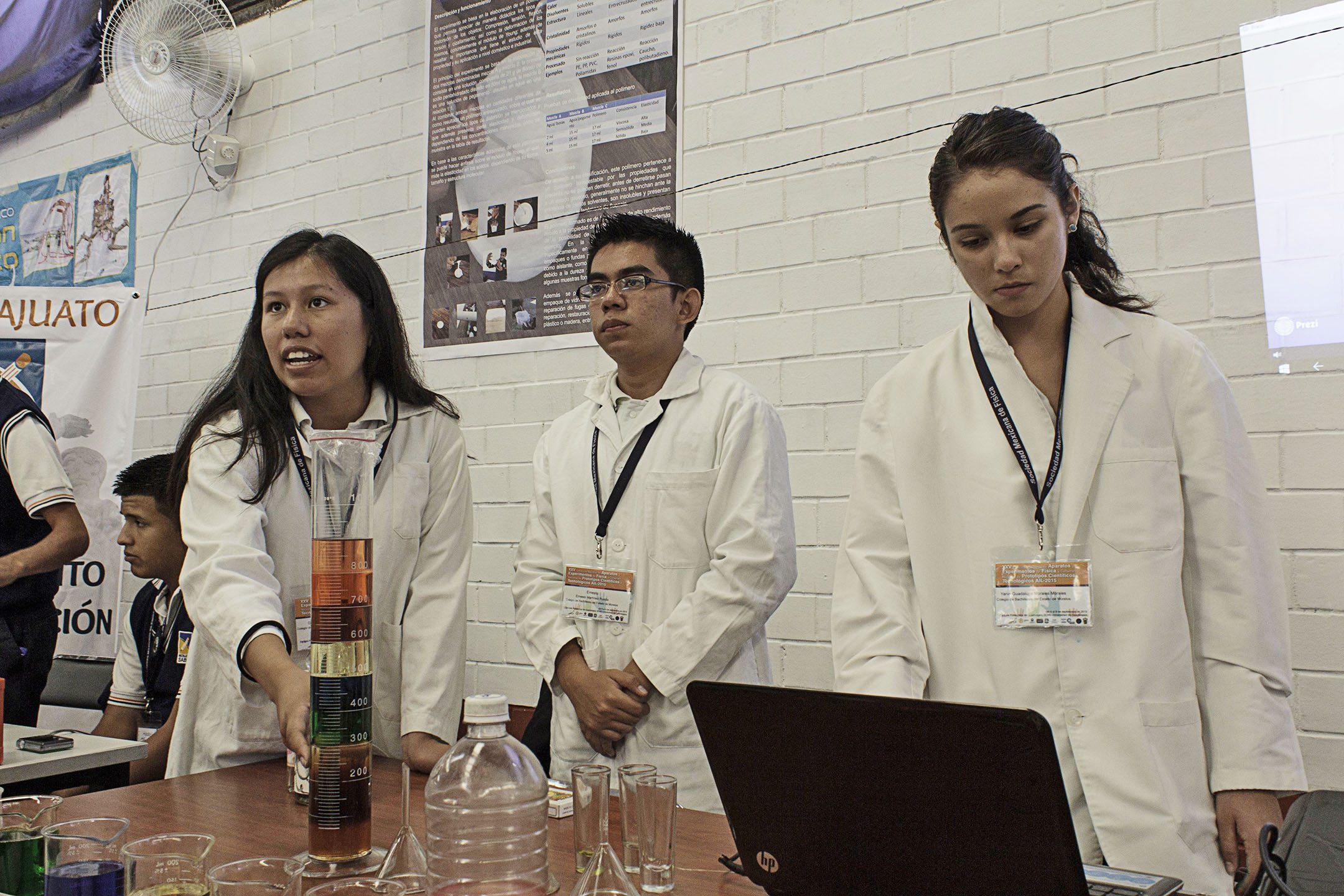 Compiten 98 proyectos científicos de distintos estados en la Escuela Politécnica
