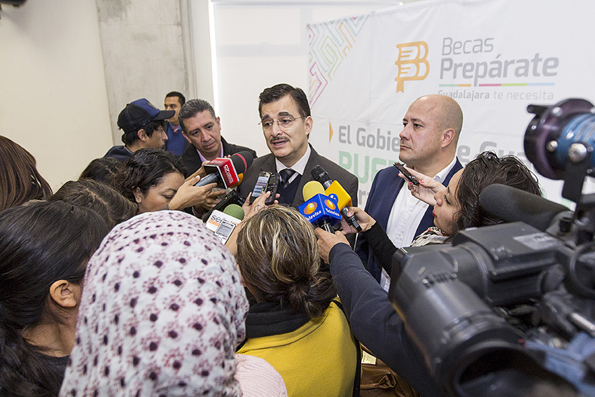 Presentan en la Preparatoria 18 de la UdeG “Becas Prepárate”
