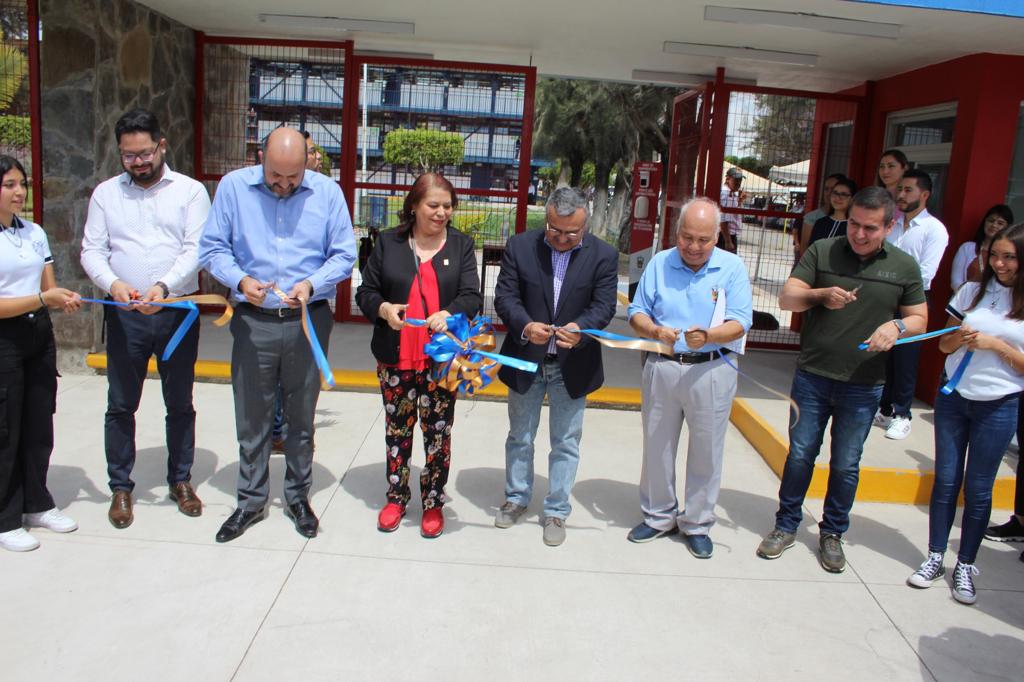 Autoridades del evento en corte de listón