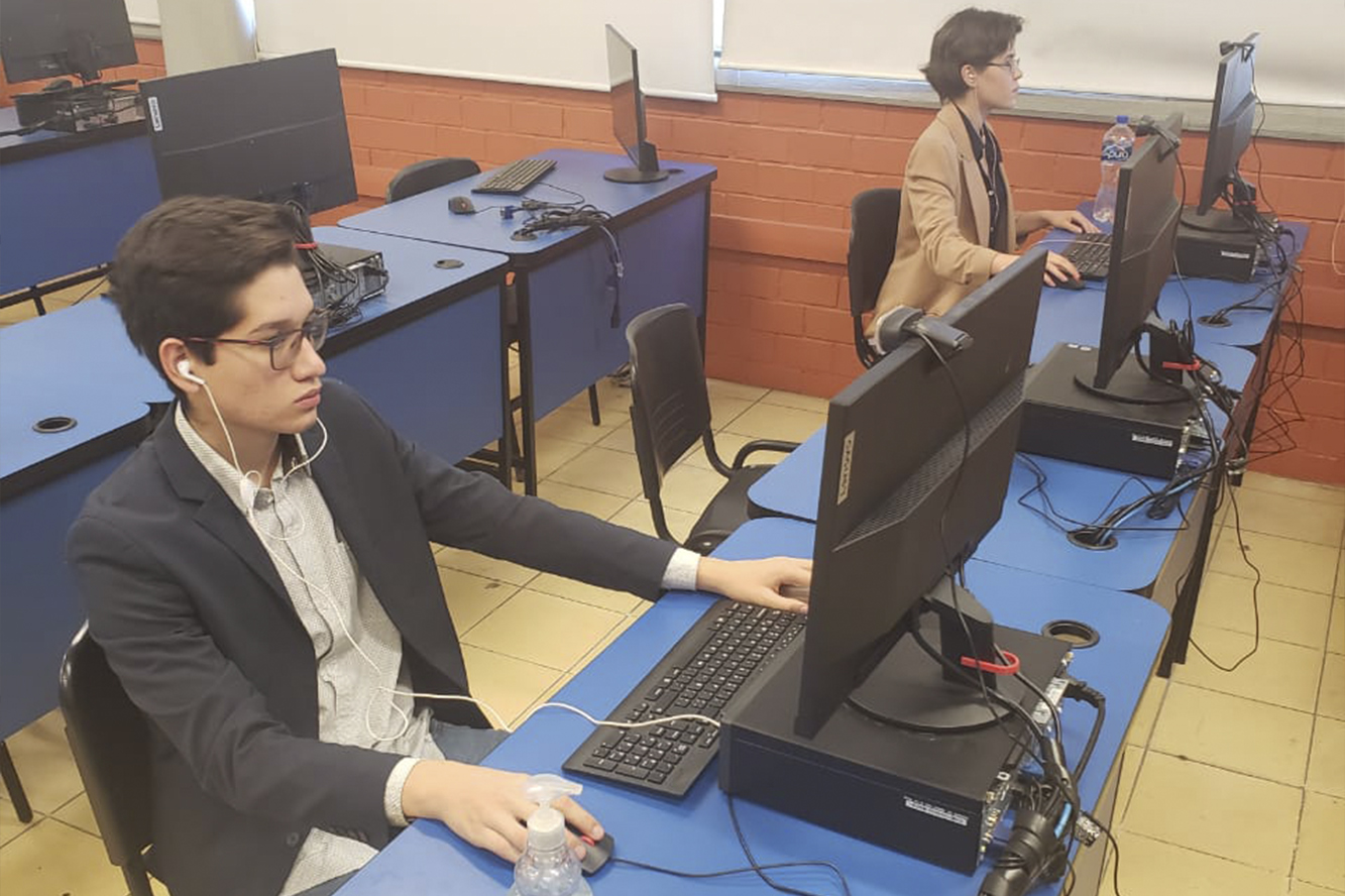 Alumnos usan computadora