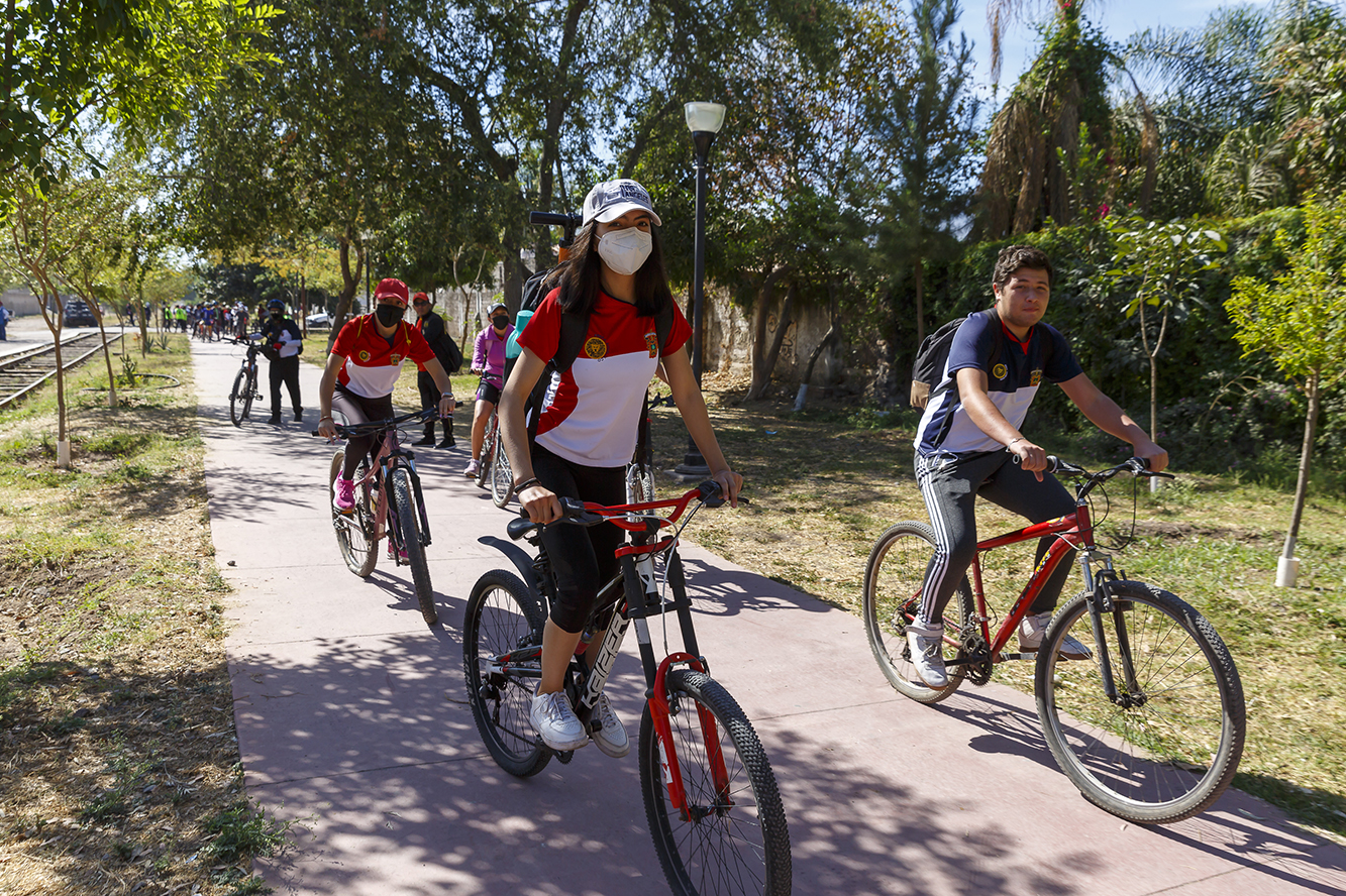 Grupo de participantes en uso de bicicleta que asistieron al evento