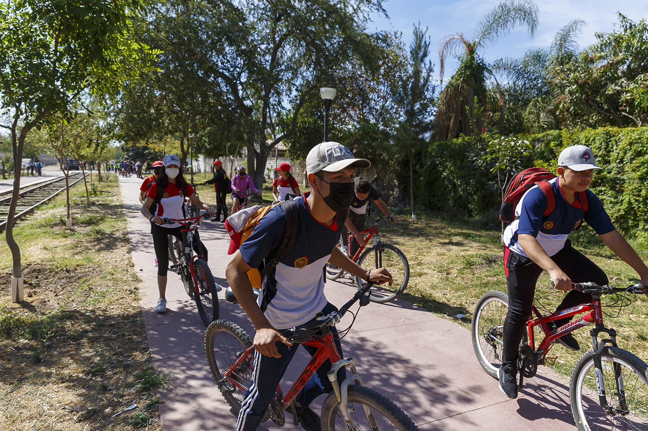 Grupo de participantes en uso de bicicleta que asistieron al evento