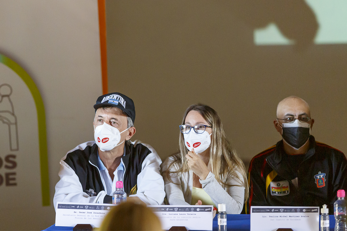 Autoridades del evento en presídium