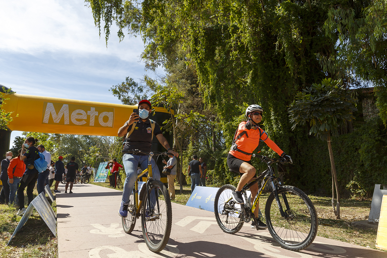Grupo de participantes en uso de bicicleta que asistieron al evento