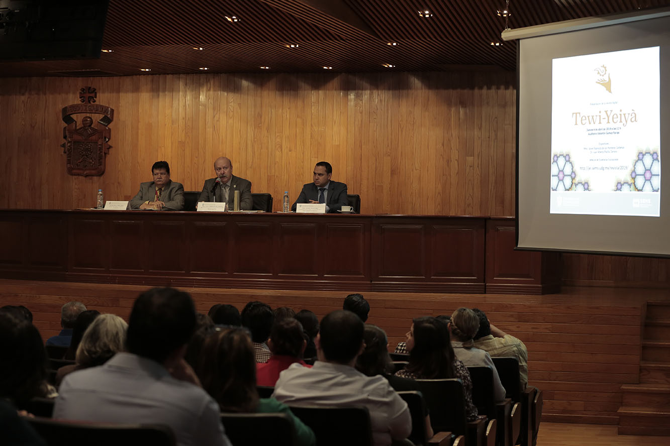 Integrantes mesa de presidium frente a asistentes en auditorio