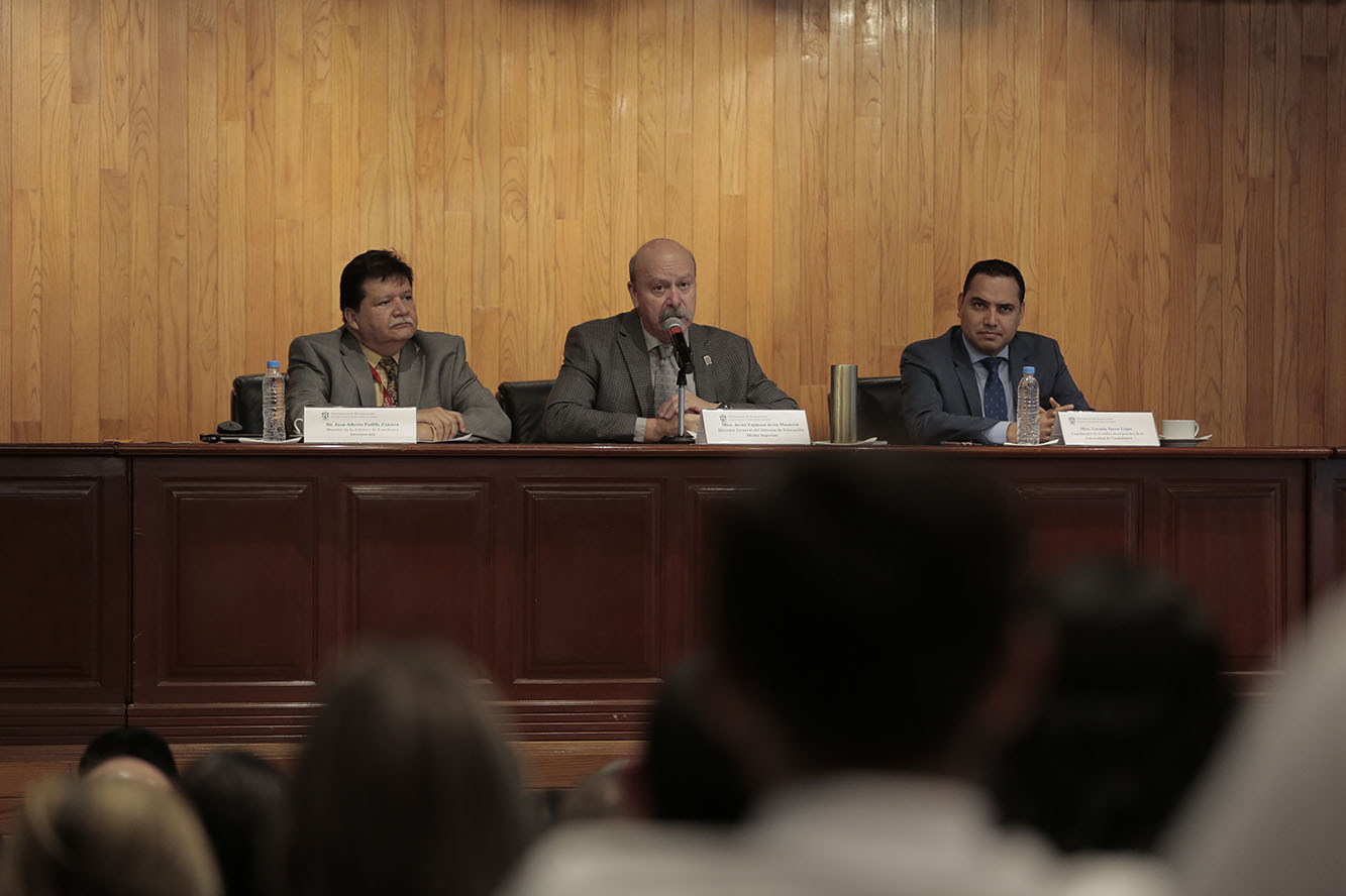 Integrantes mesa de presidium frente a asistentes en auditorio