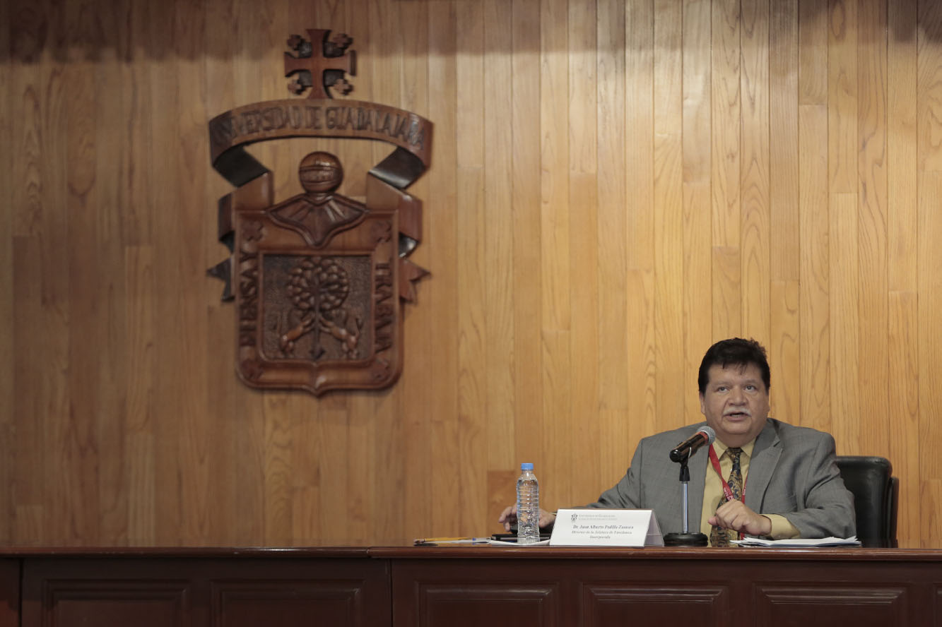 Integrantes mesa de presidium frente a asistentes en auditorio