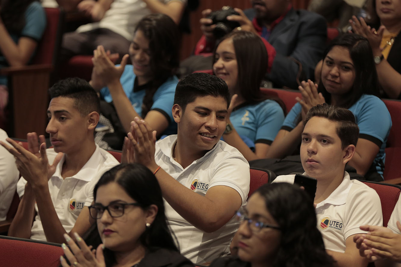 Integrantes mesa de presidium frente a asistentes en auditorio