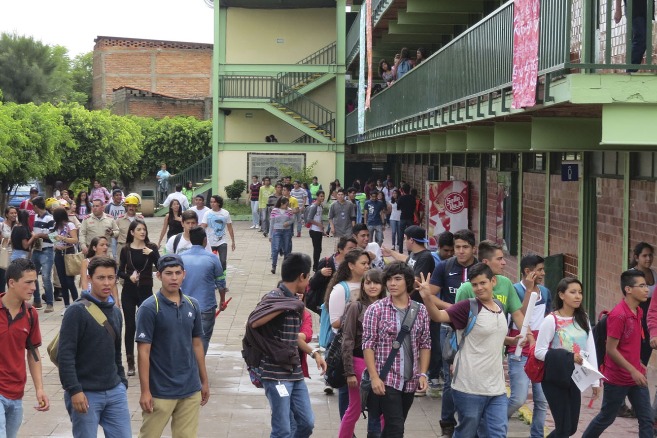 Alumnos en pasillo