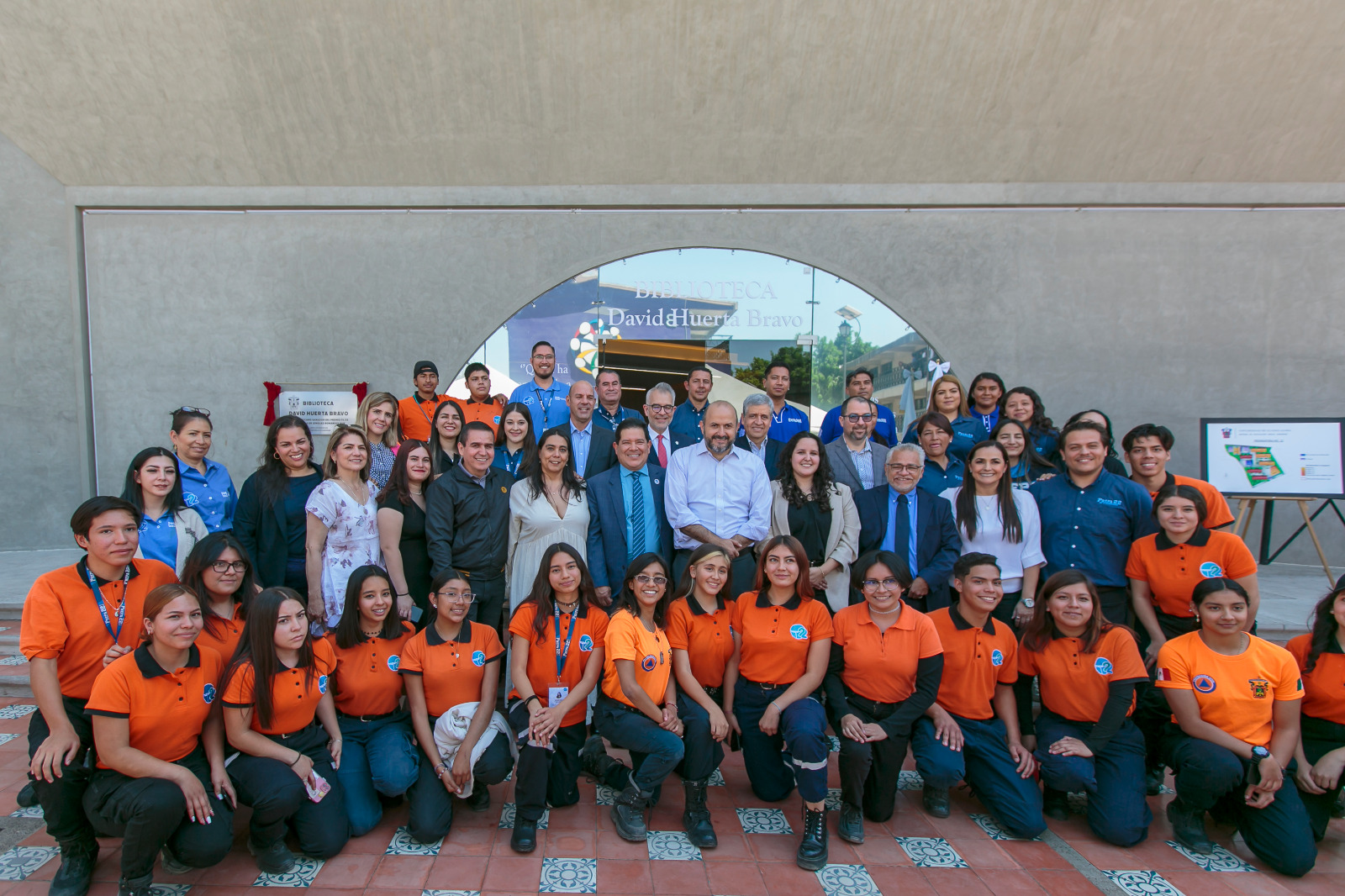 Autoridades junto a participantes en el evento