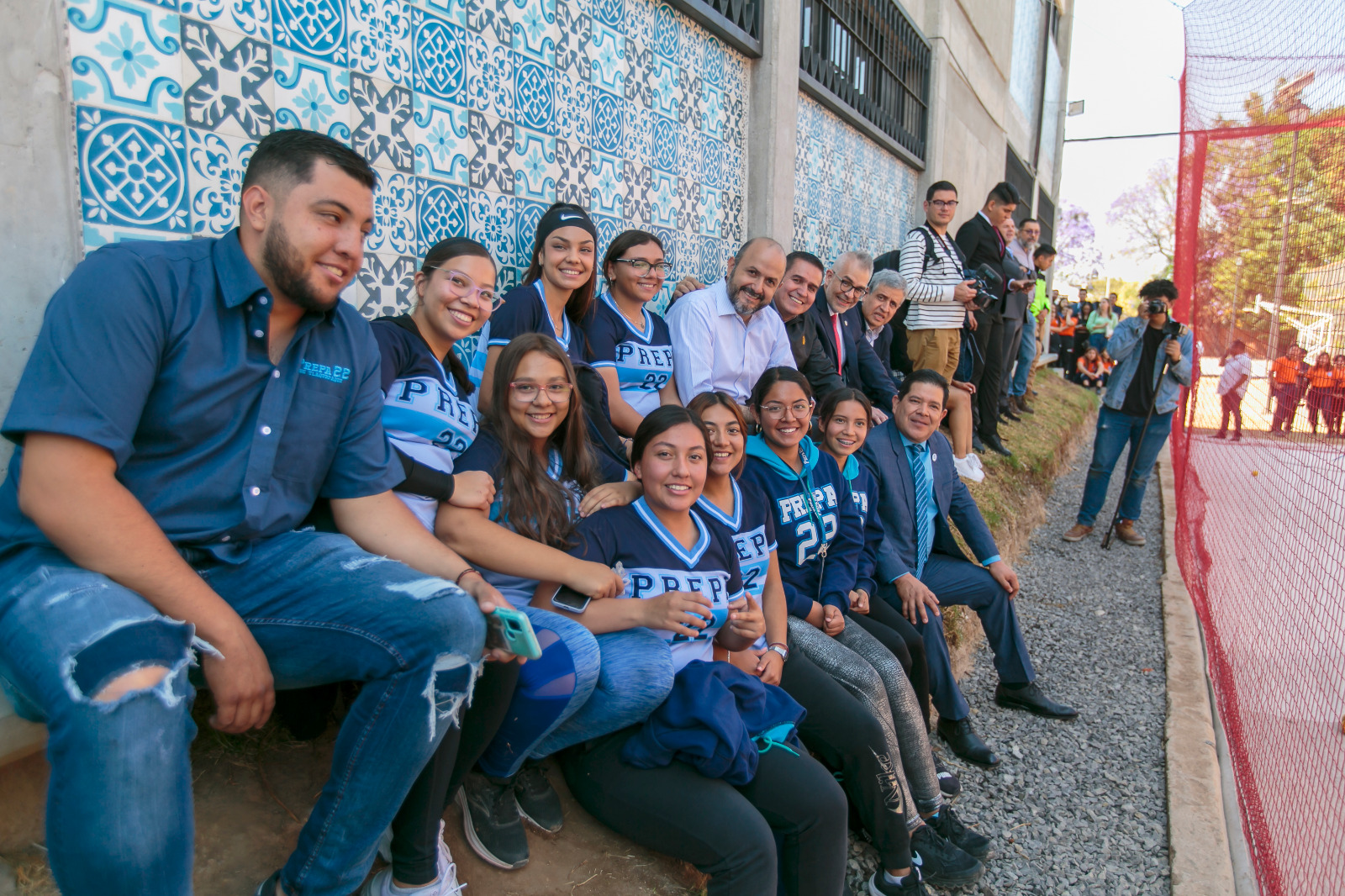 Autoridades junto a participantes en el evento