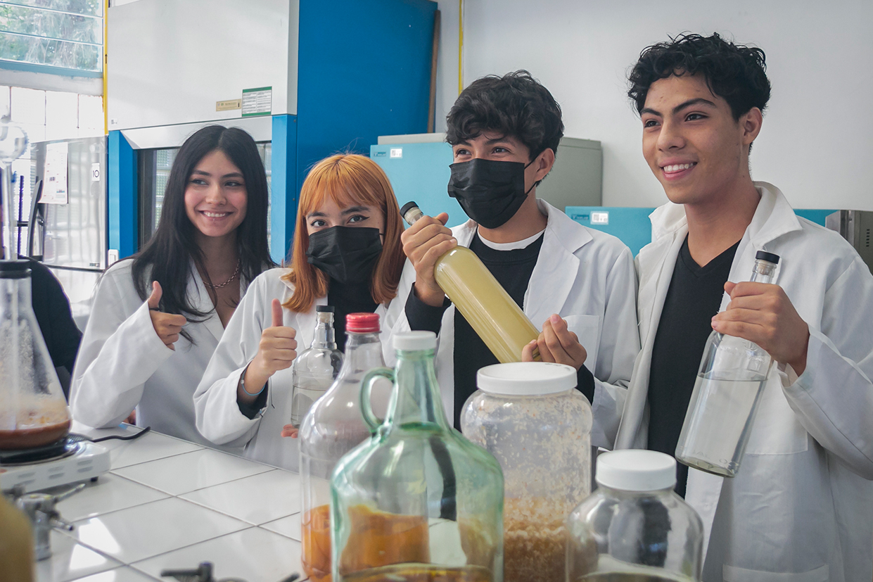 Estudiantes en laboratorio