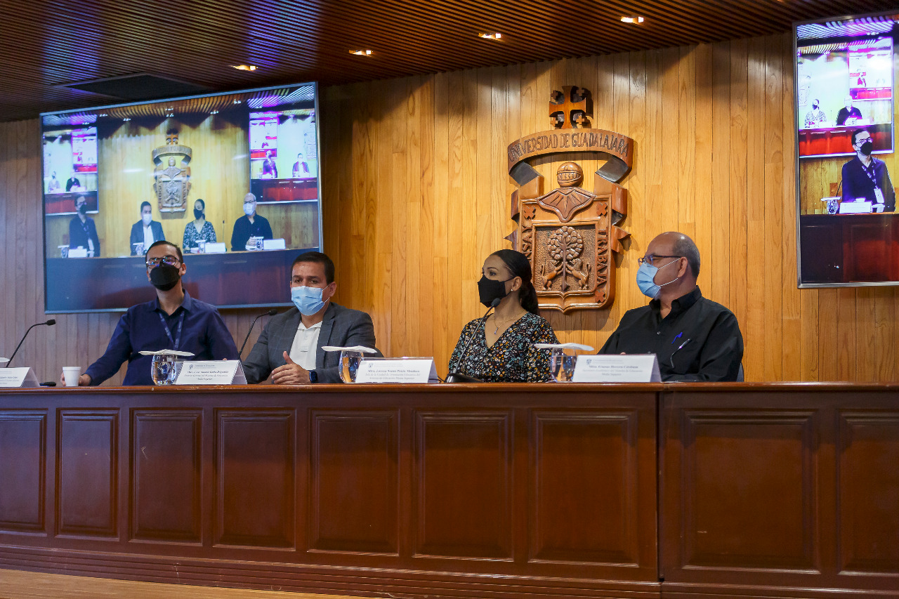 Autoridades del evento en presídium