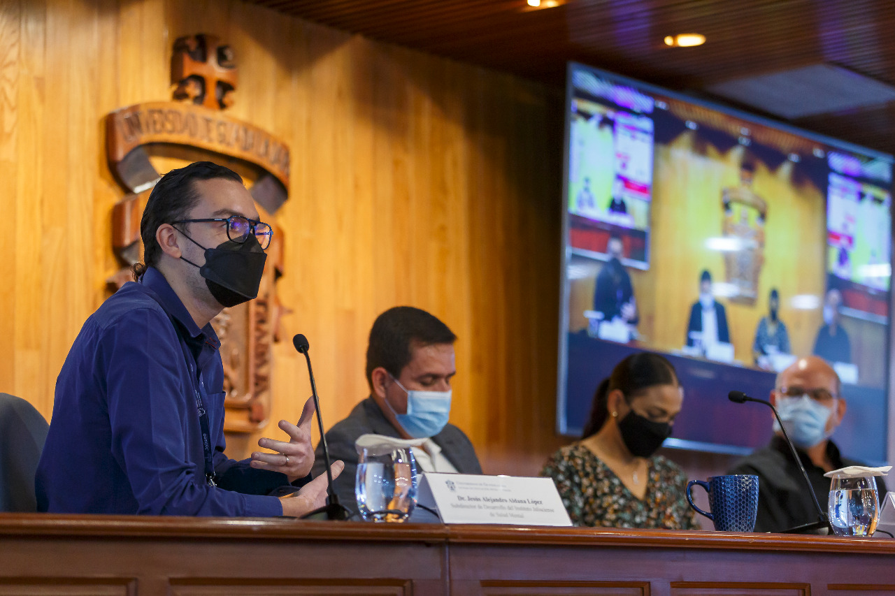 Autoridades del evento en presídium