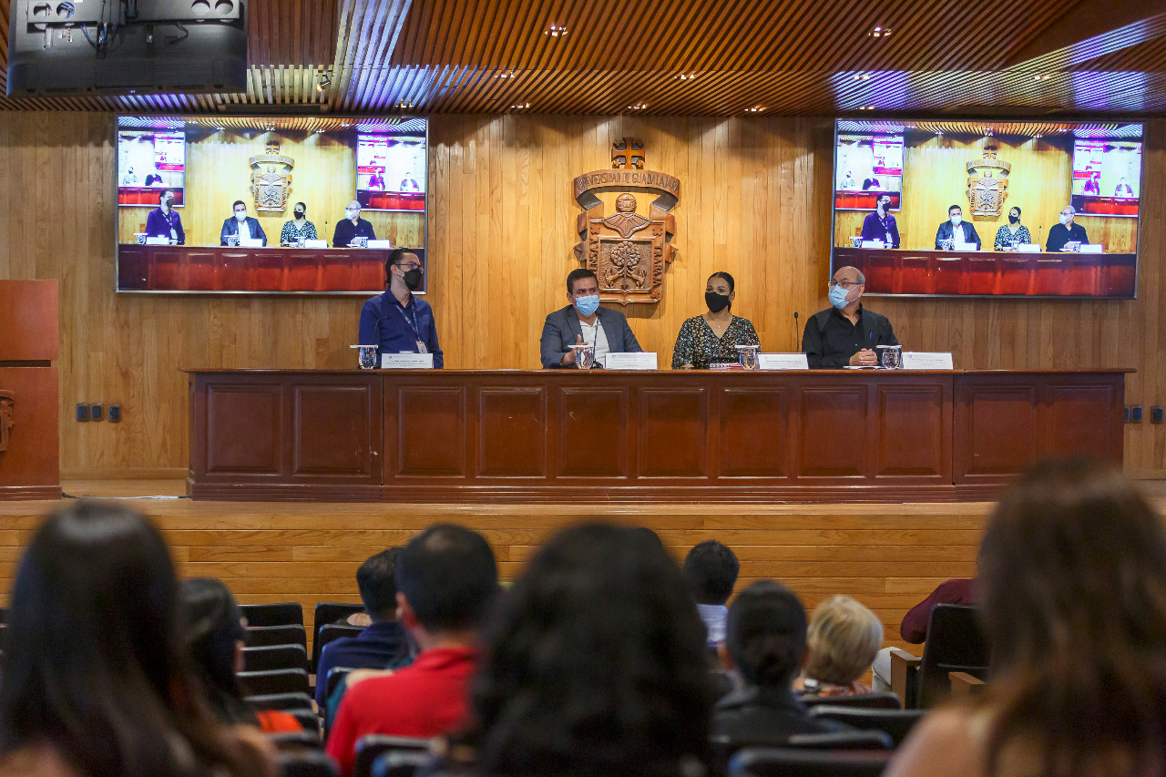 Autoridades del evento en presídium