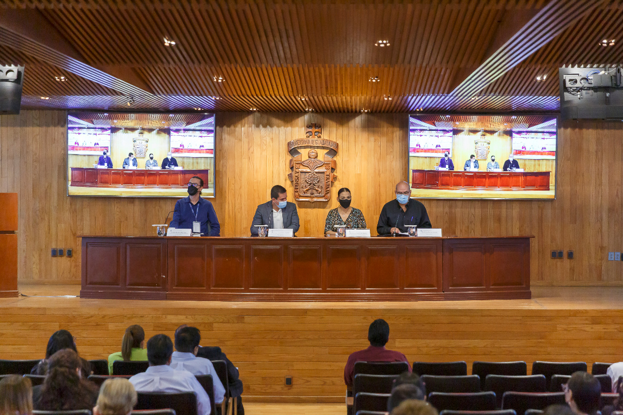 Autoridades del evento en presídium