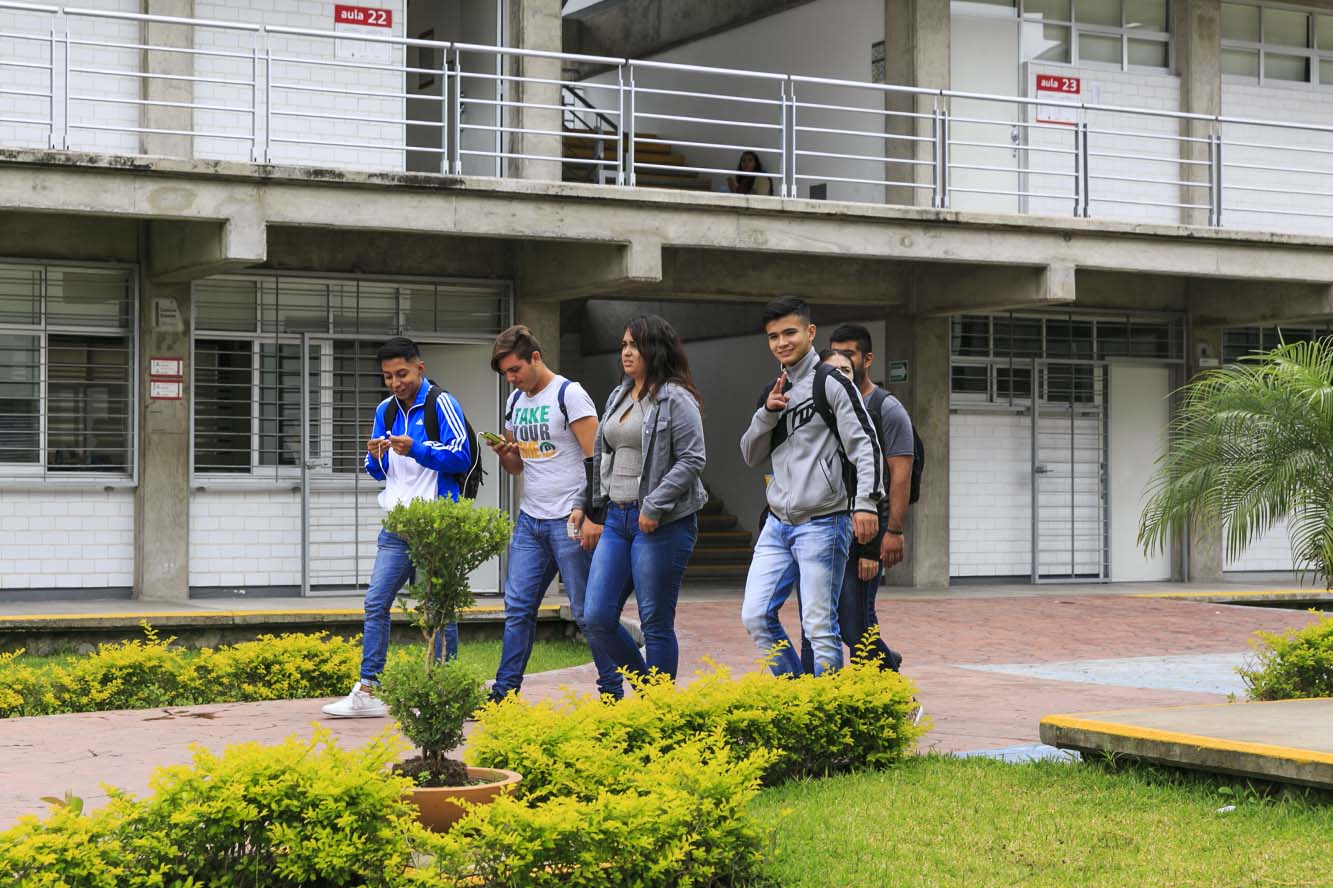 Alumnos en patio del plantel