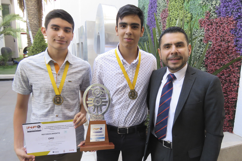Alumnos junto a director