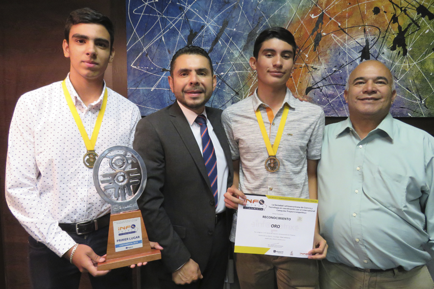 Alumnos junto a director