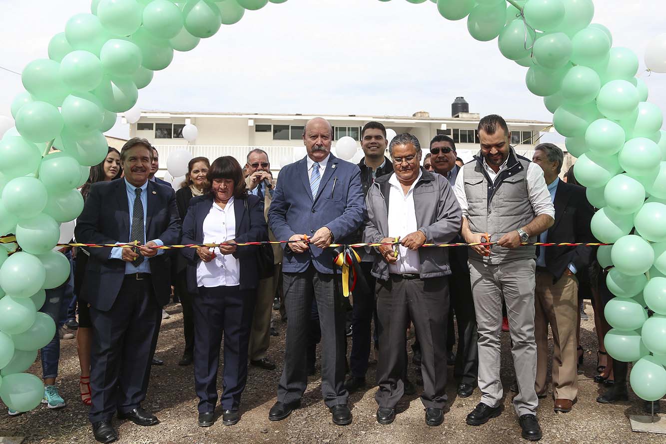 Autoridades en corte del liston de inauguración