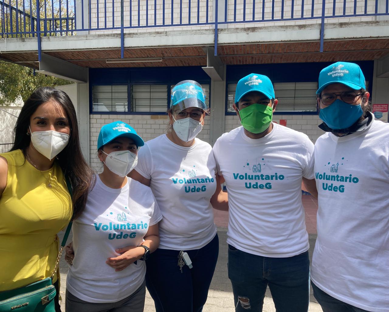 Brigadistas en campaña de vacunación