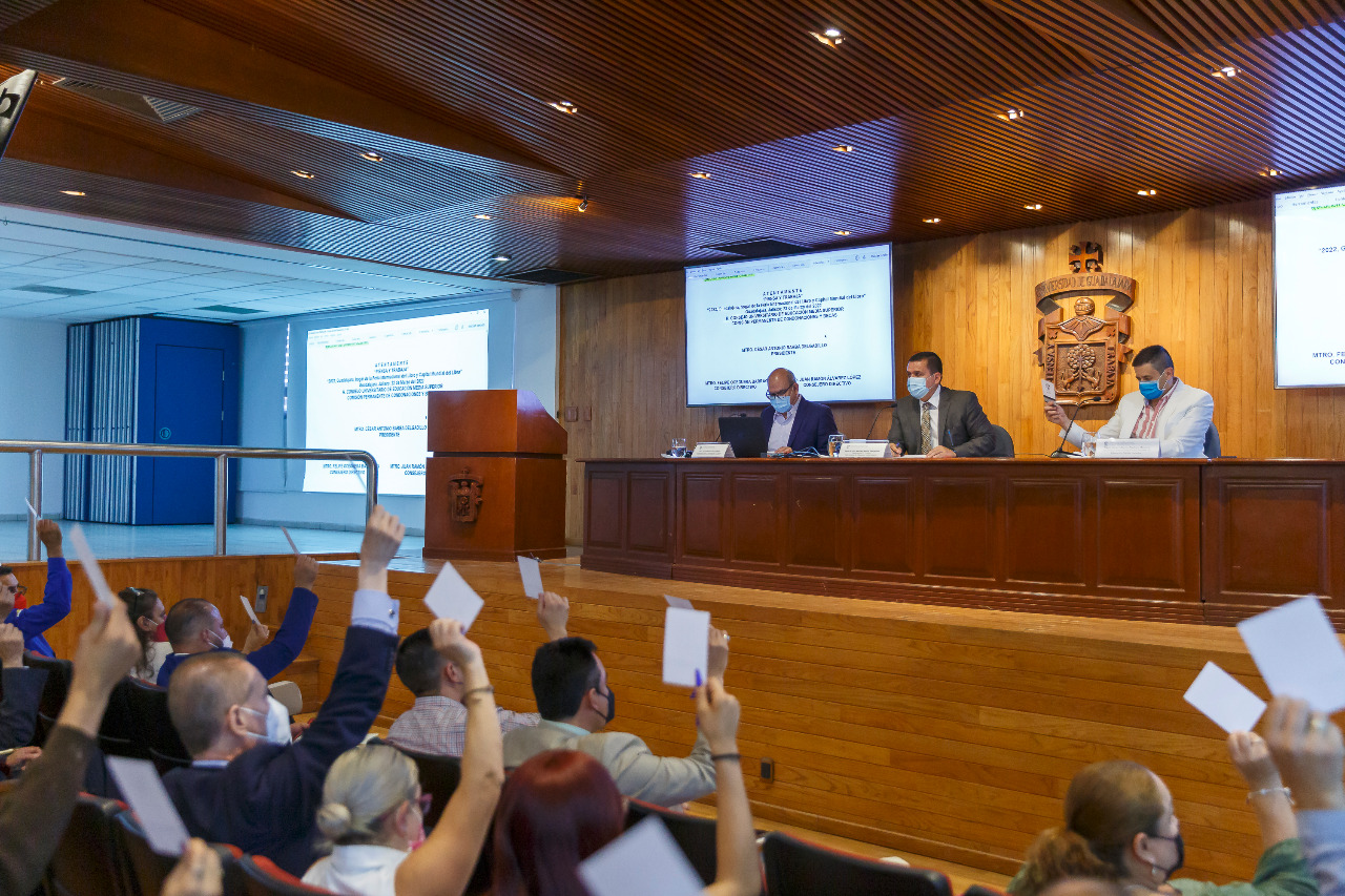 Autoridades del evento en presídium