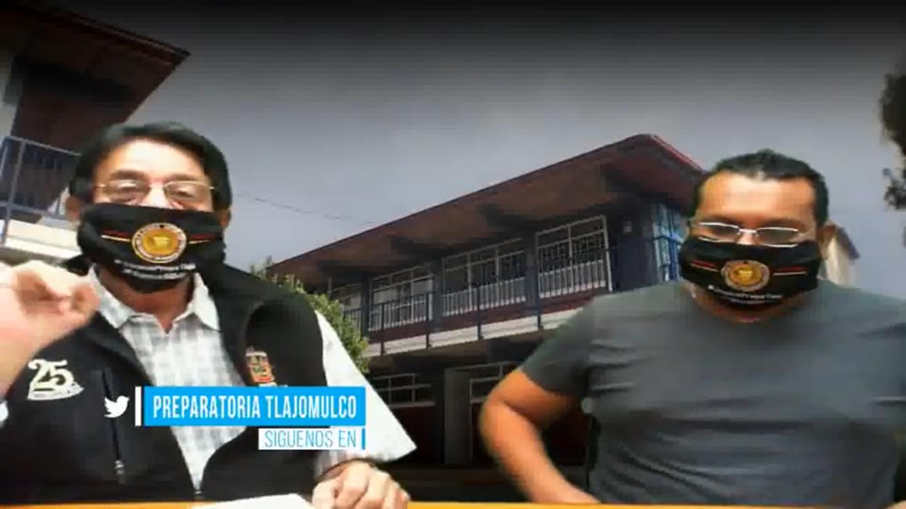 Docente frente a computadora