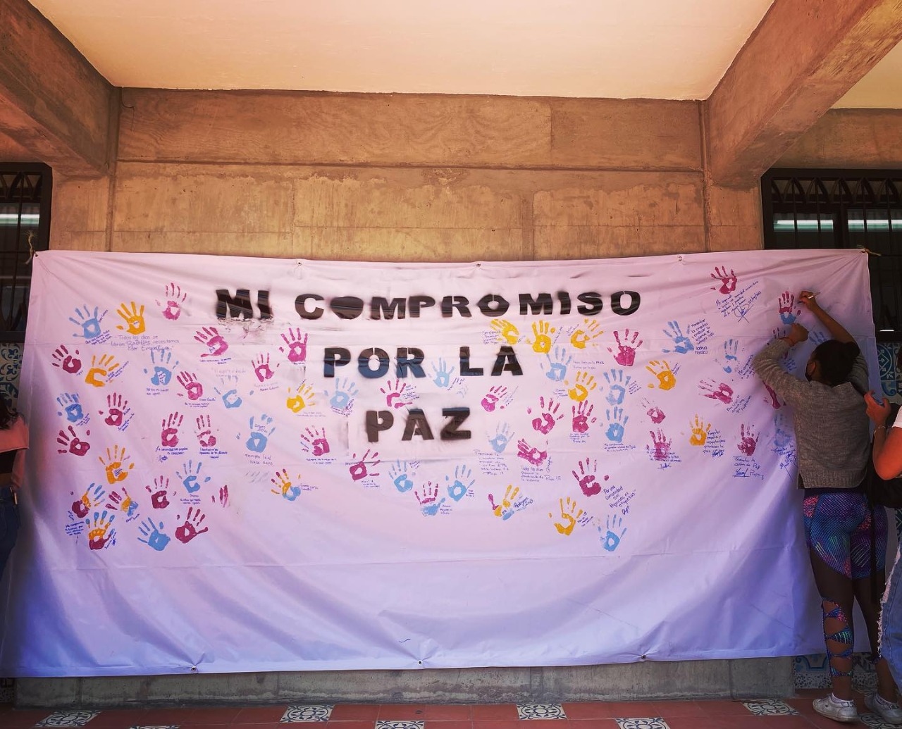 Manta con manos pintadas por participantes del evento