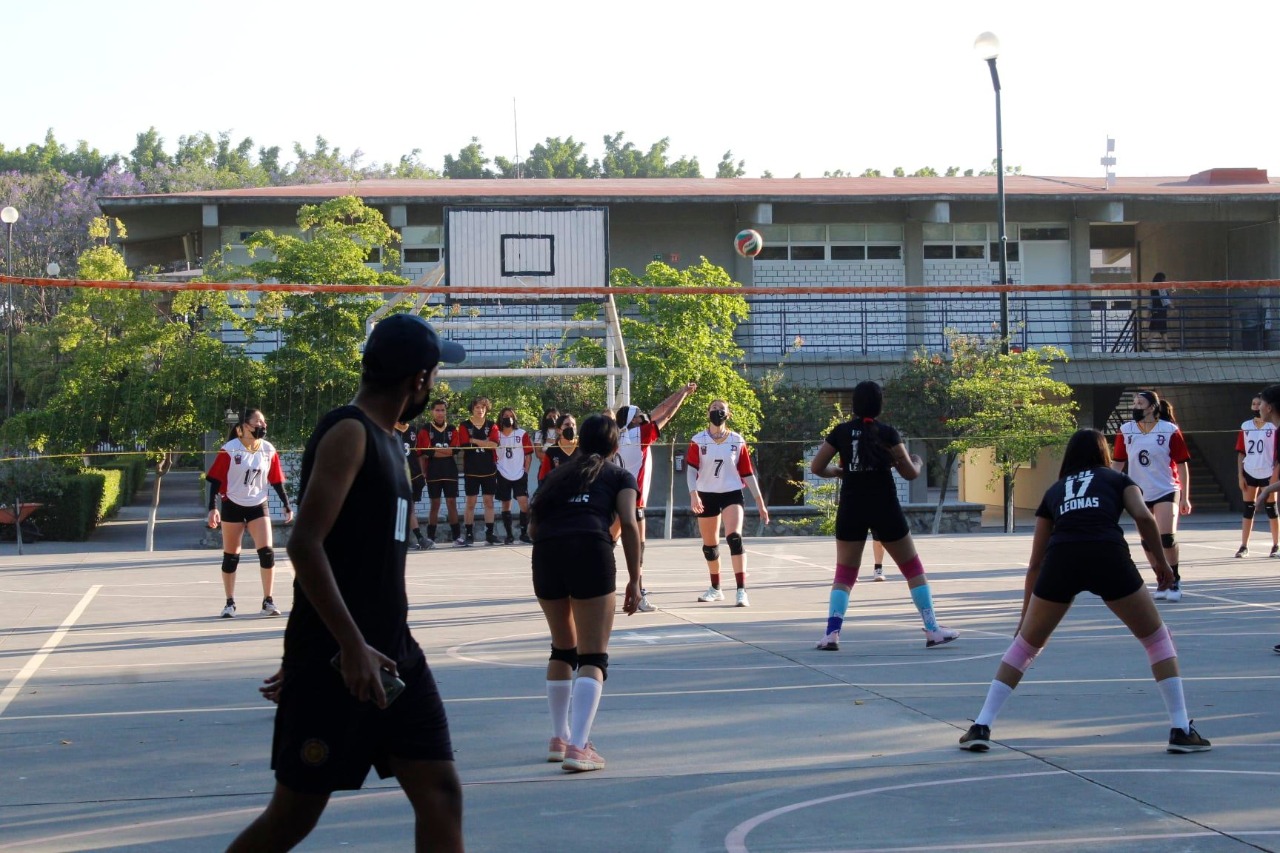 Alumnos en partido de voleibol