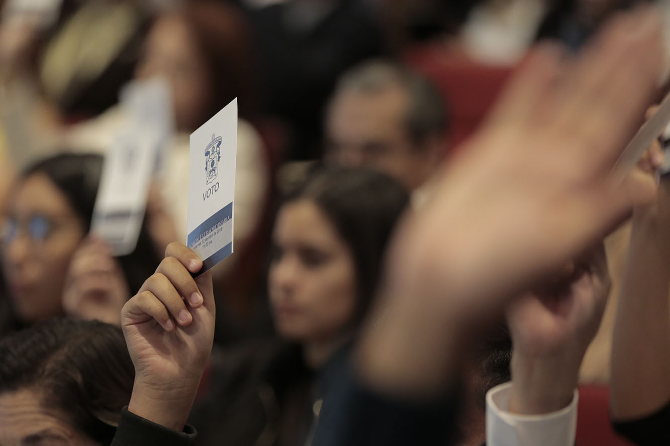 Consejeros votando