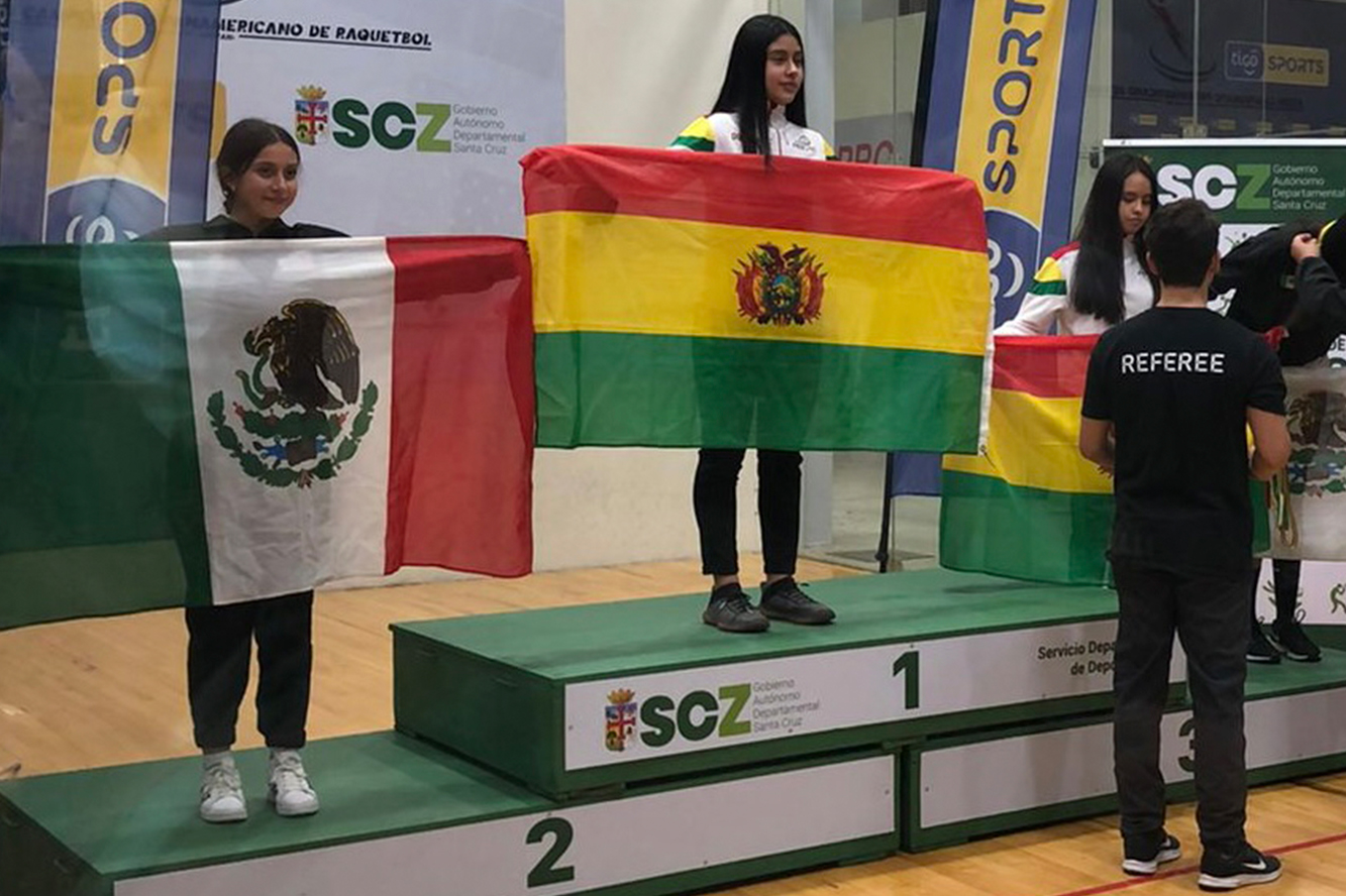 Atletas en pódium