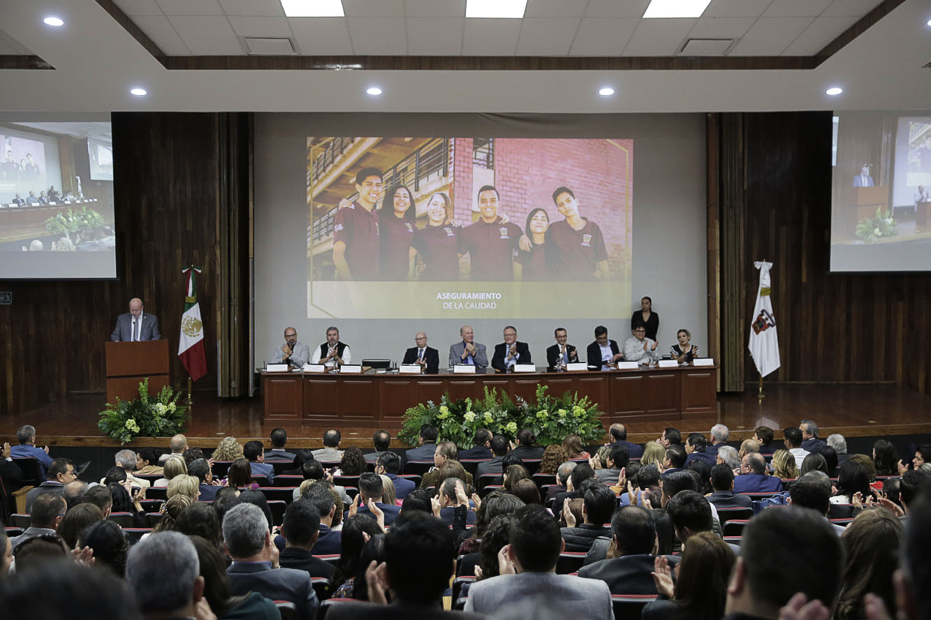 Integrantes del presidium en auditorio 
