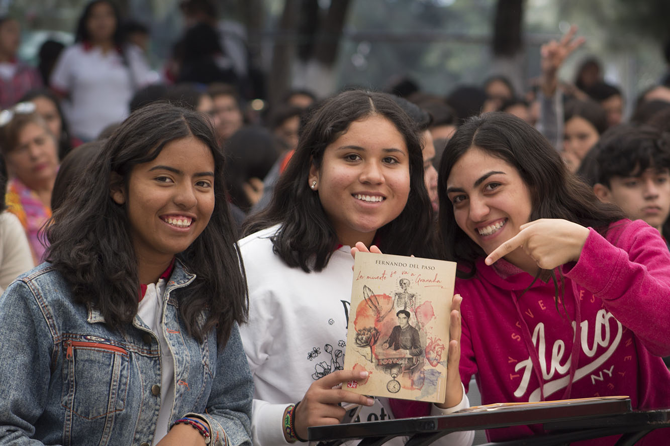 Alumnas con un libro