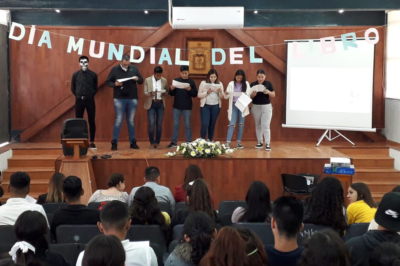 Alumnos en escenario