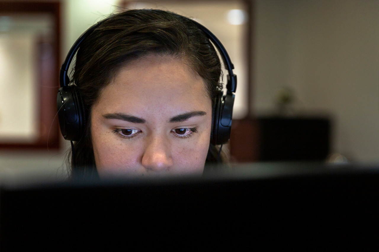 Persona frente a computadora