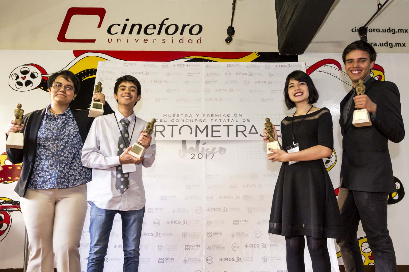 Alumnos con trofeos
