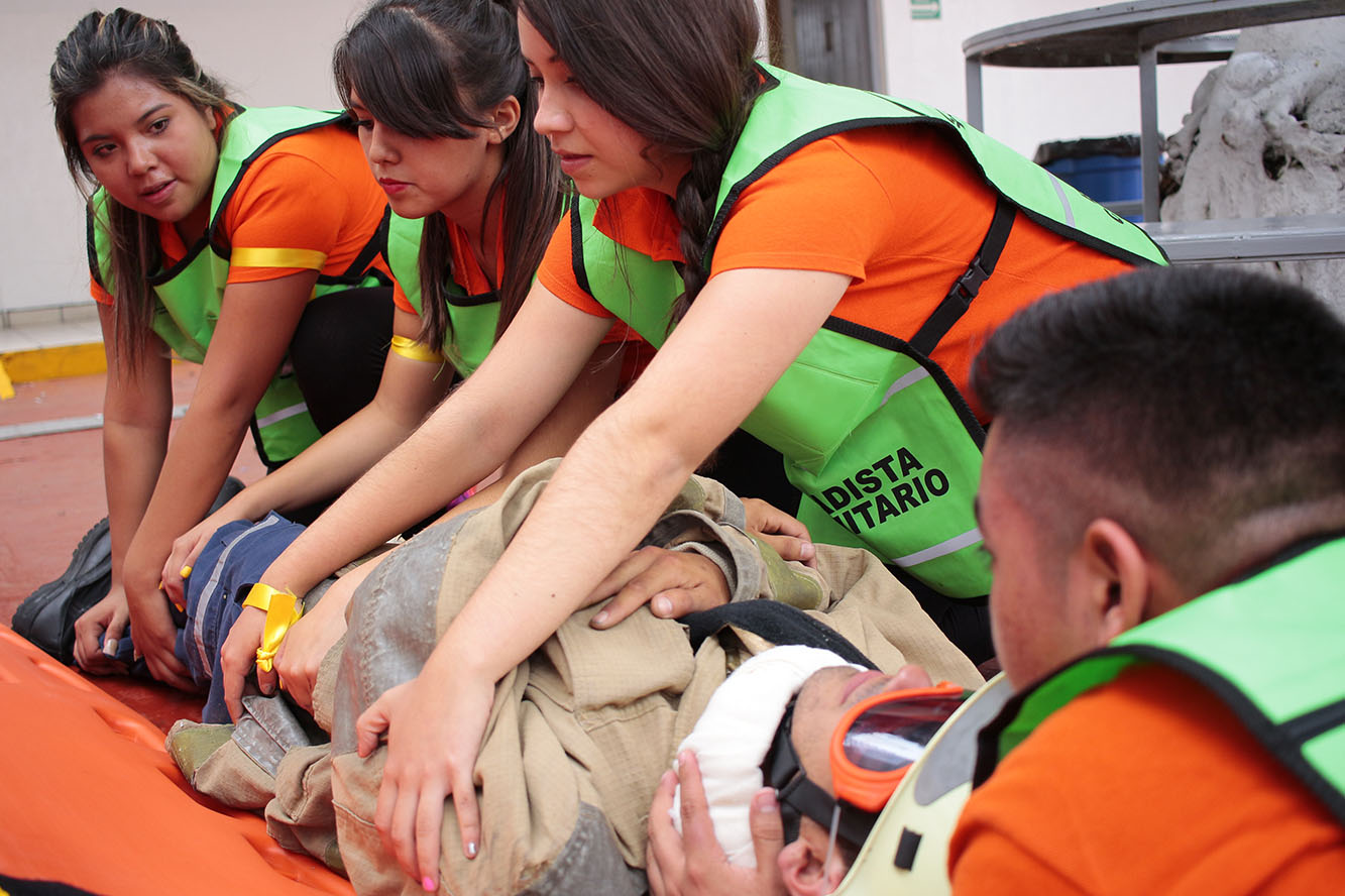 Alumnos en práctica de salvamento