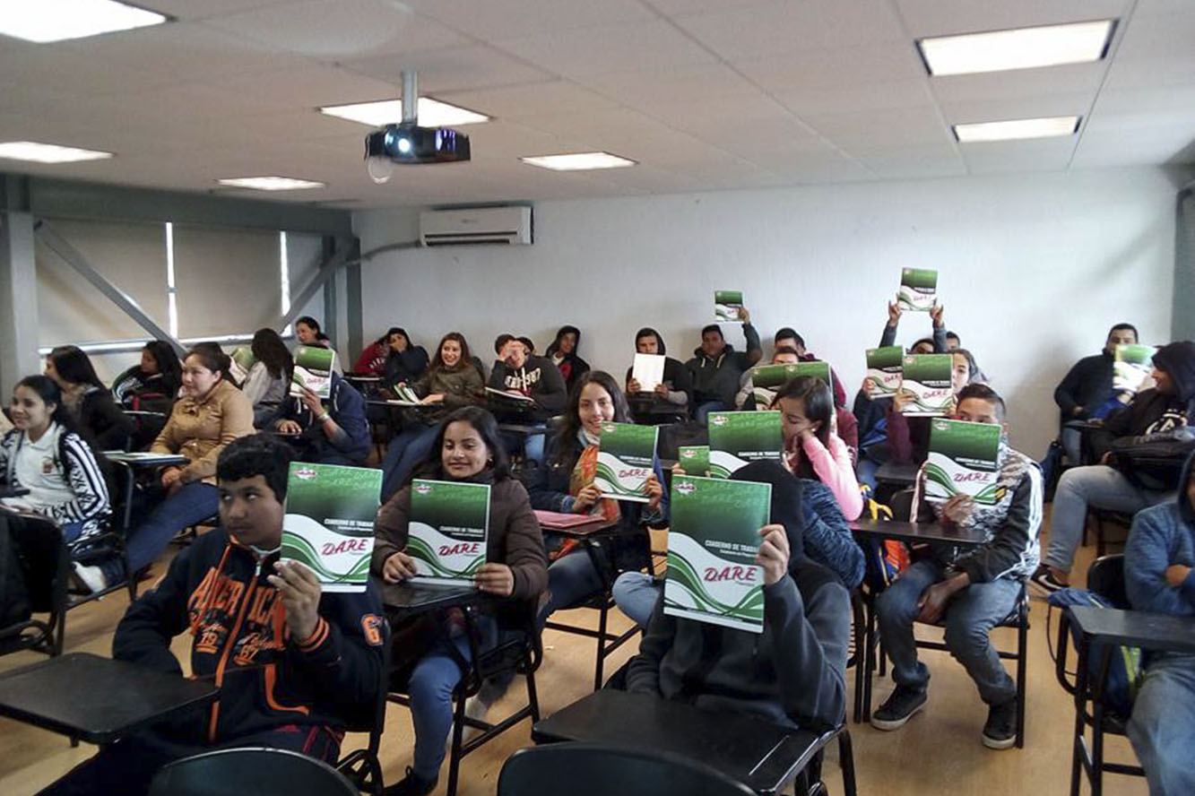 Charla del Grupo Dare con alumnos en aula