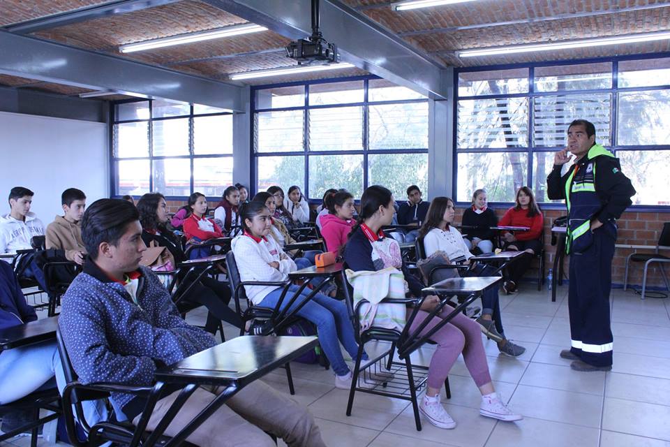 Tallerista frente a grupo en aula