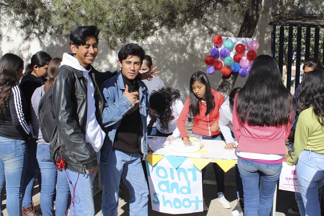 Alumnos en estand