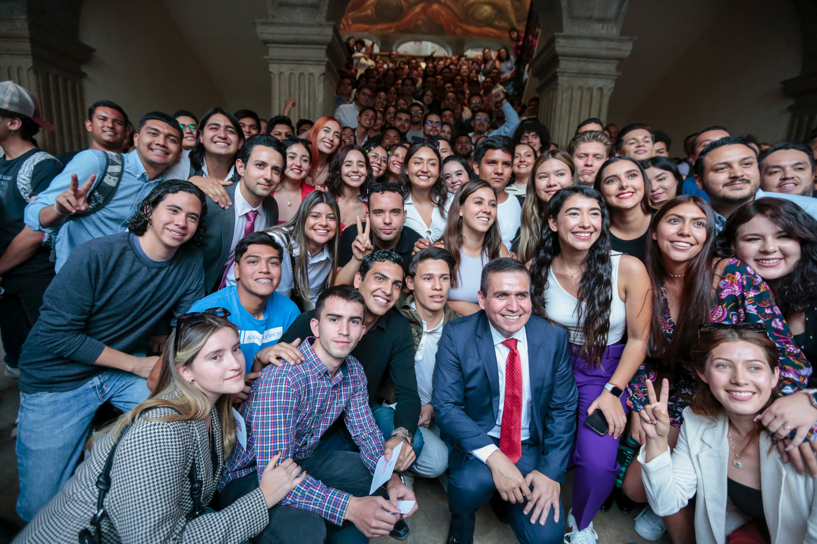 Maestro César Barba junto a estudiantes