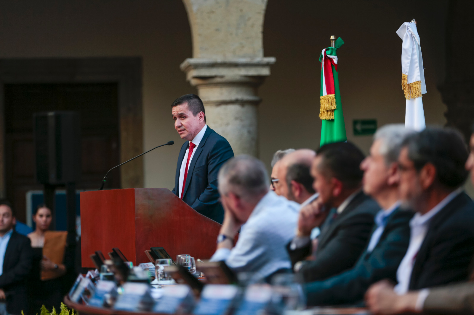 maestro César Barba director general del sems en uso de la voz en pódium