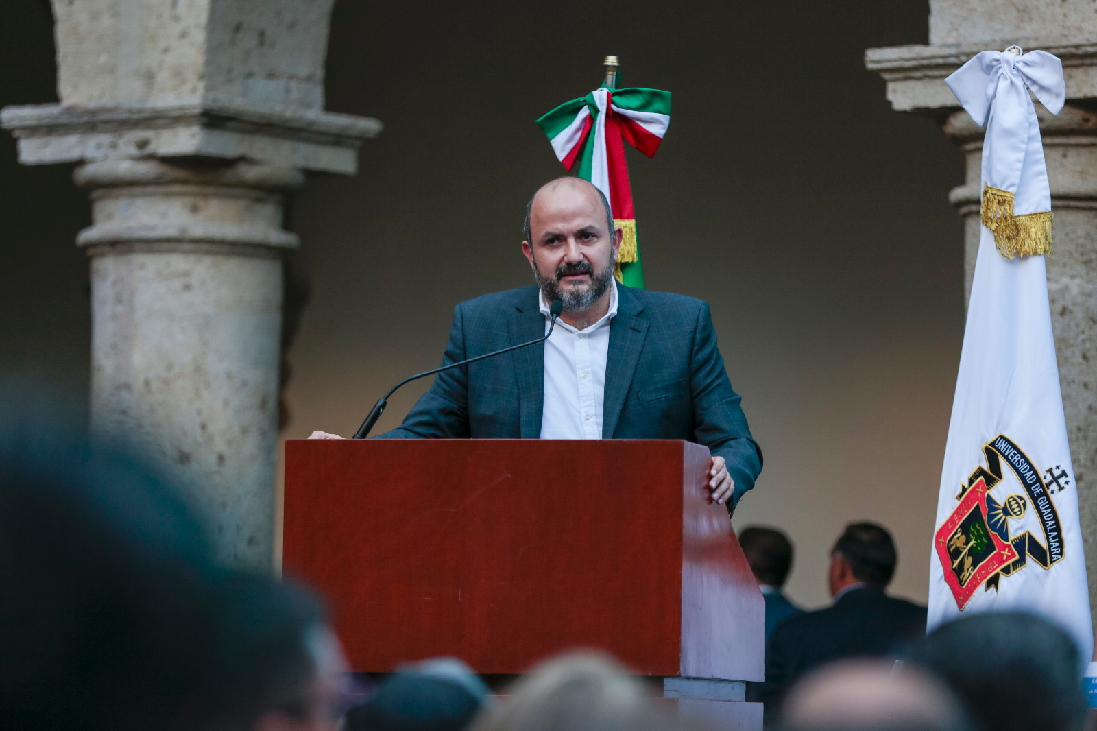 doctor Ricardo Villanueva Lomelí rector general de la Universidad de Guadalajara en uso de la voz en pódium