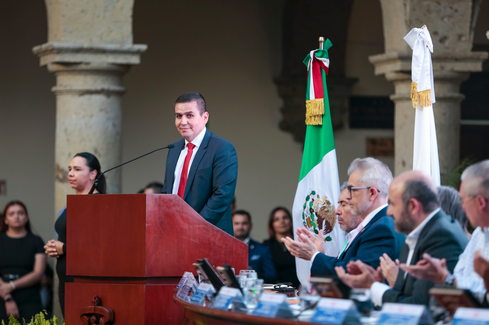 maestro César Barba director general del sems en uso de la voz en pódium